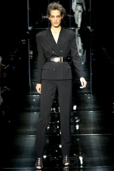 Look 16